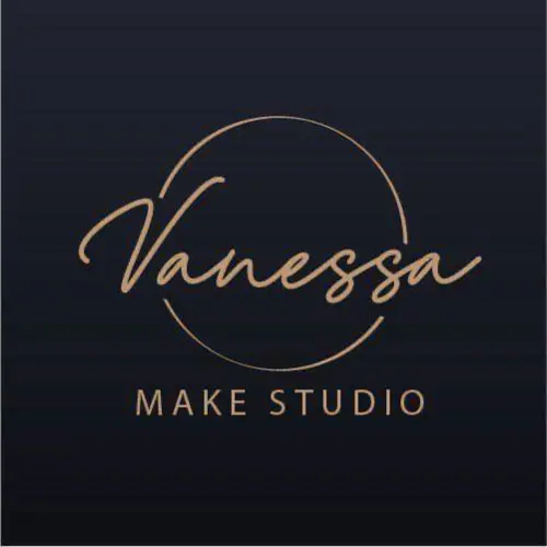 Uma logo, escrita vanessa Make Studio, nas cores douradas